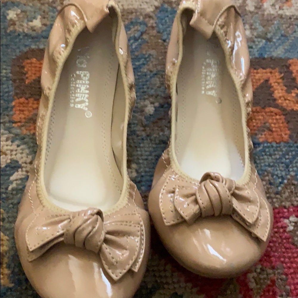 Ladies flat shoes.